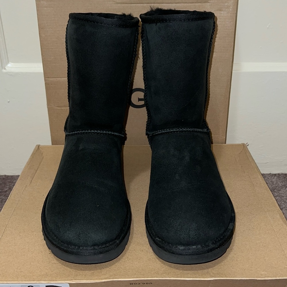 Woman’s classic short Uggs boot in black size 9